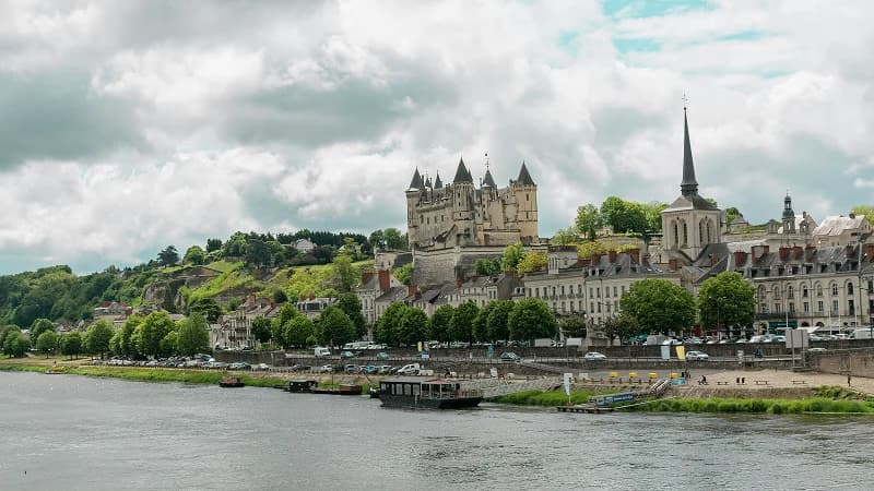 Photo de Saumur, avec le chateau en arrière plan, la loire, depuis le pont Cessart